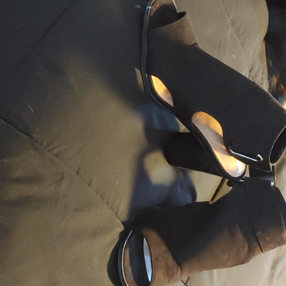 Heeled seude sandals